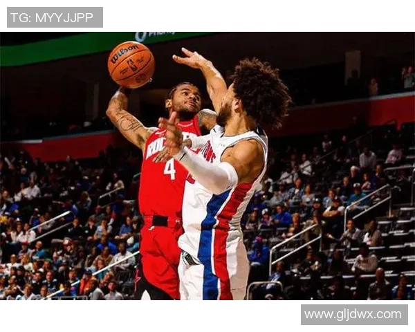 休斯顿火箭队七人上双大胜孟菲斯灰熊，杰伦·格林26分领衔，申京两双，乌度卡战术制胜